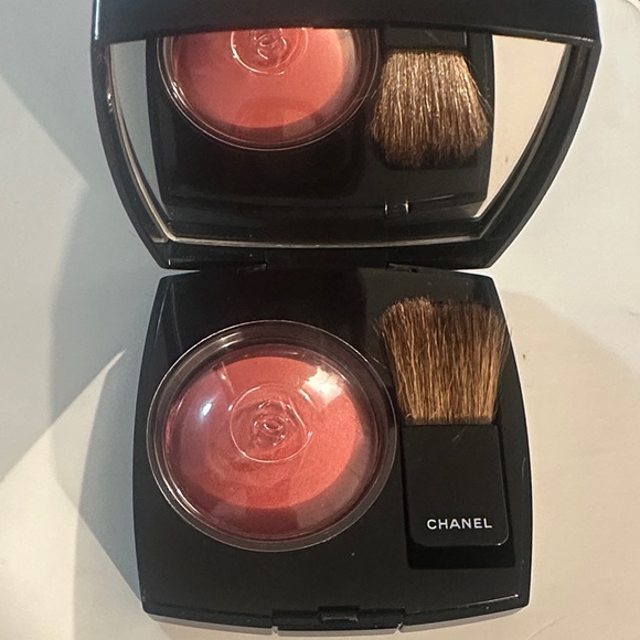 CHANEL Vibrant Red Blush with Brush - Picture 6 of 6